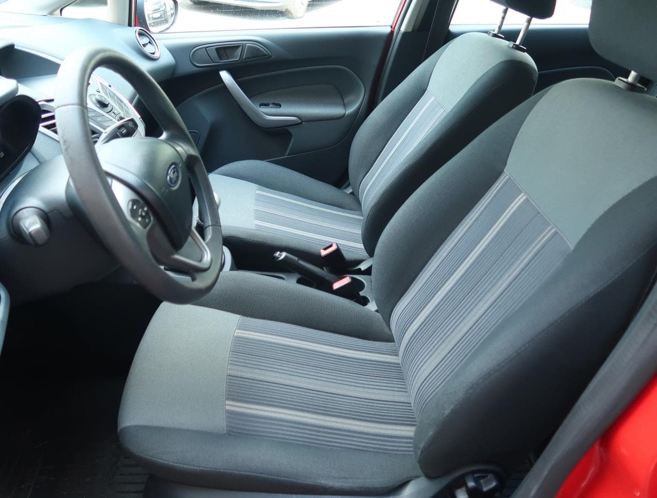 2010 Ford FIESTA - 16