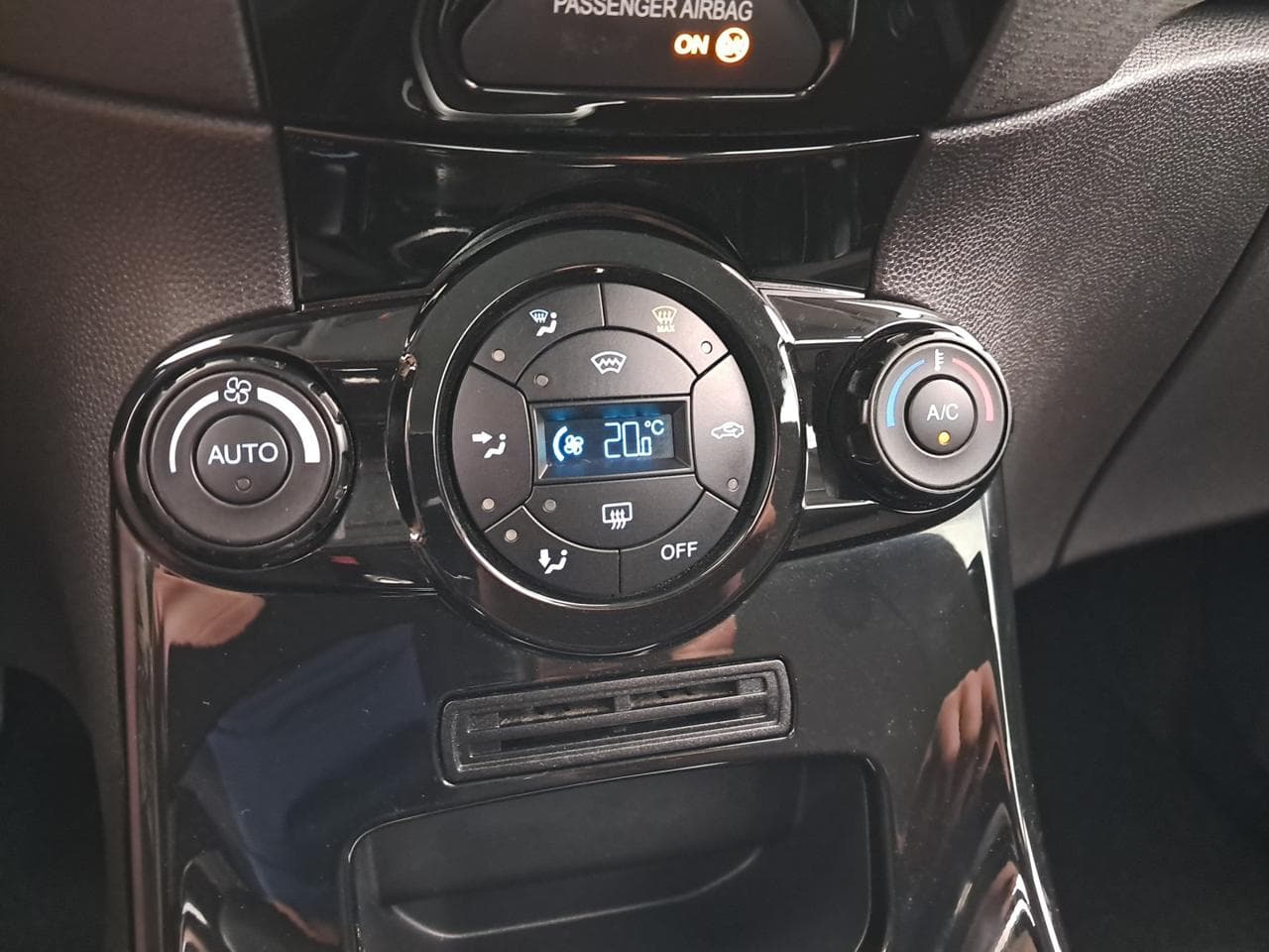 2017 Ford FIESTA - 19