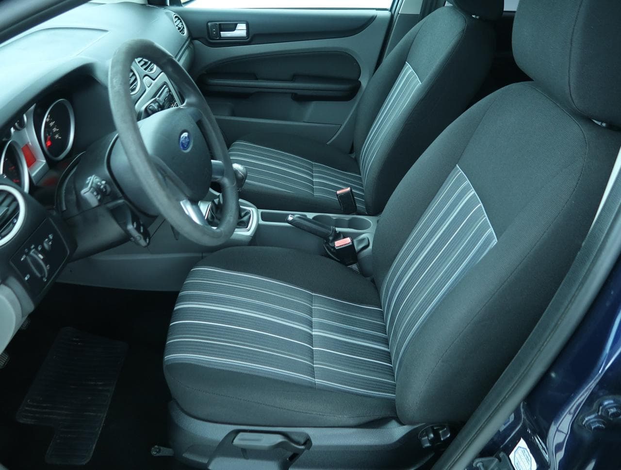 2010 Ford FOCUS - 16