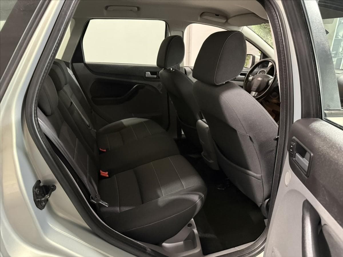 2010 Ford Focus - 19