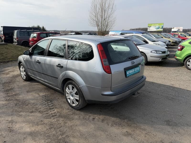 2005 Ford Focus - 8