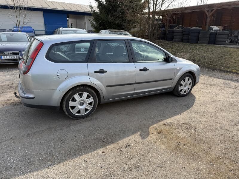 2005 Ford Focus - 7