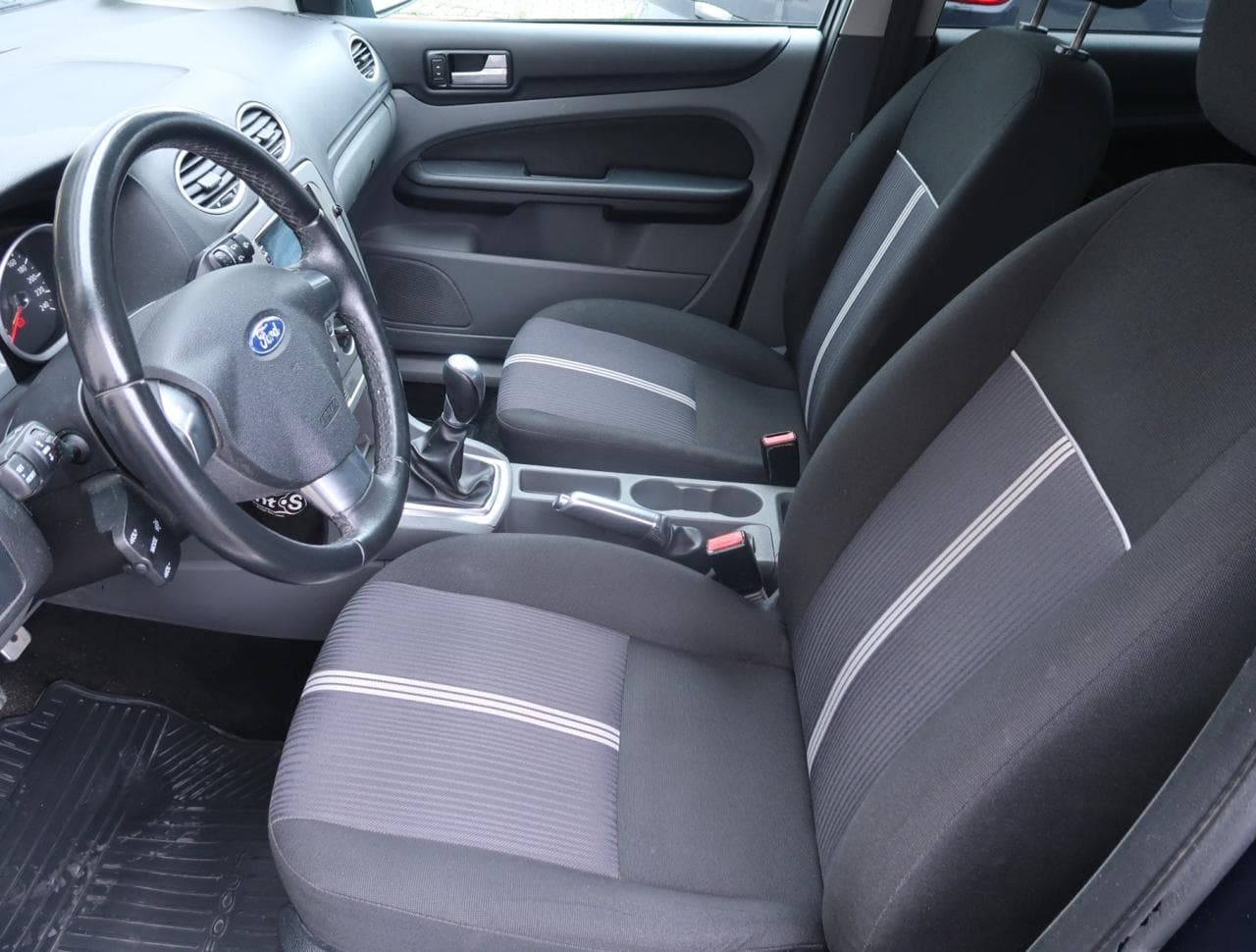2010 Ford FOCUS - 16
