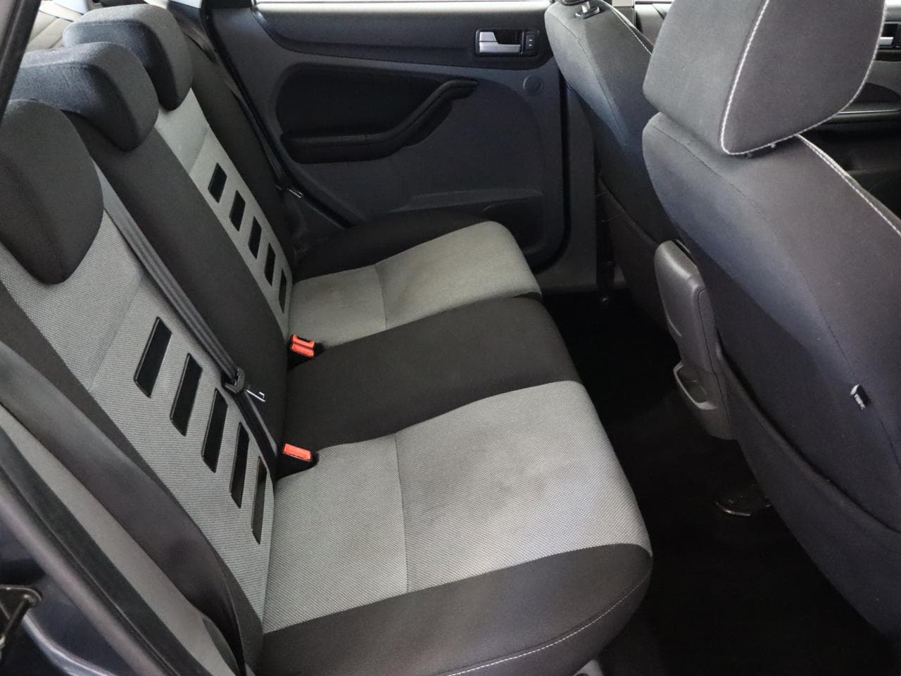 2010 Ford FOCUS - 11