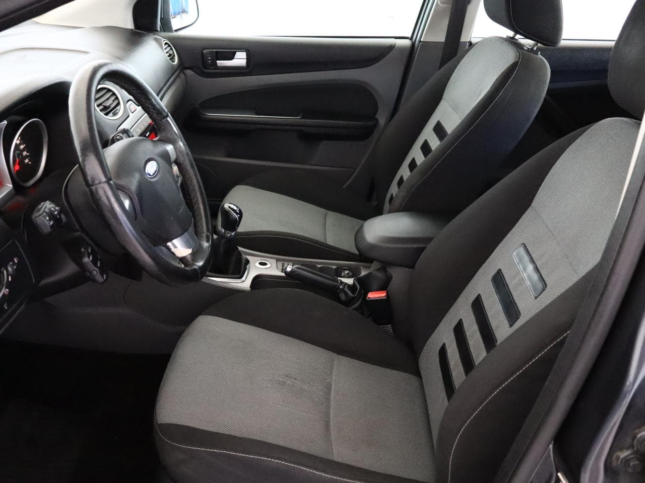 2010 Ford FOCUS - 13