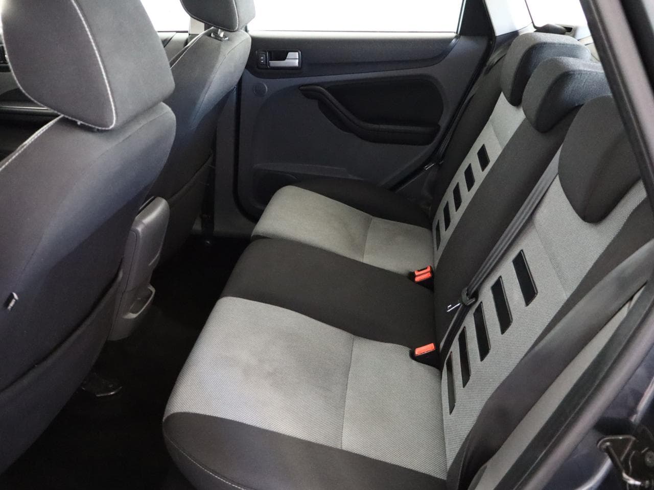 2010 Ford FOCUS - 12