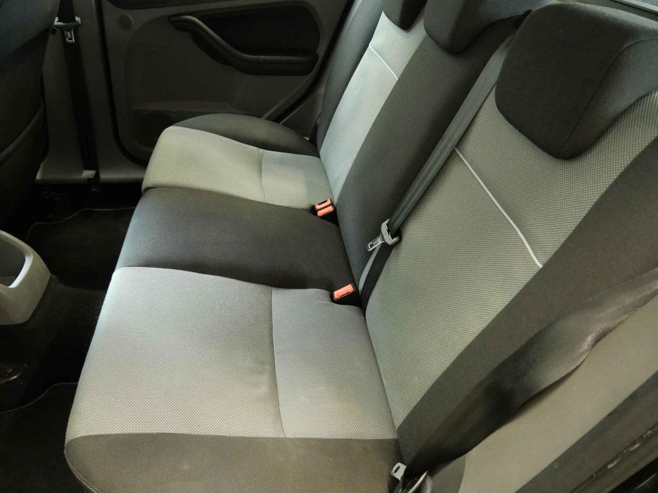 2010 Ford FOCUS - 21