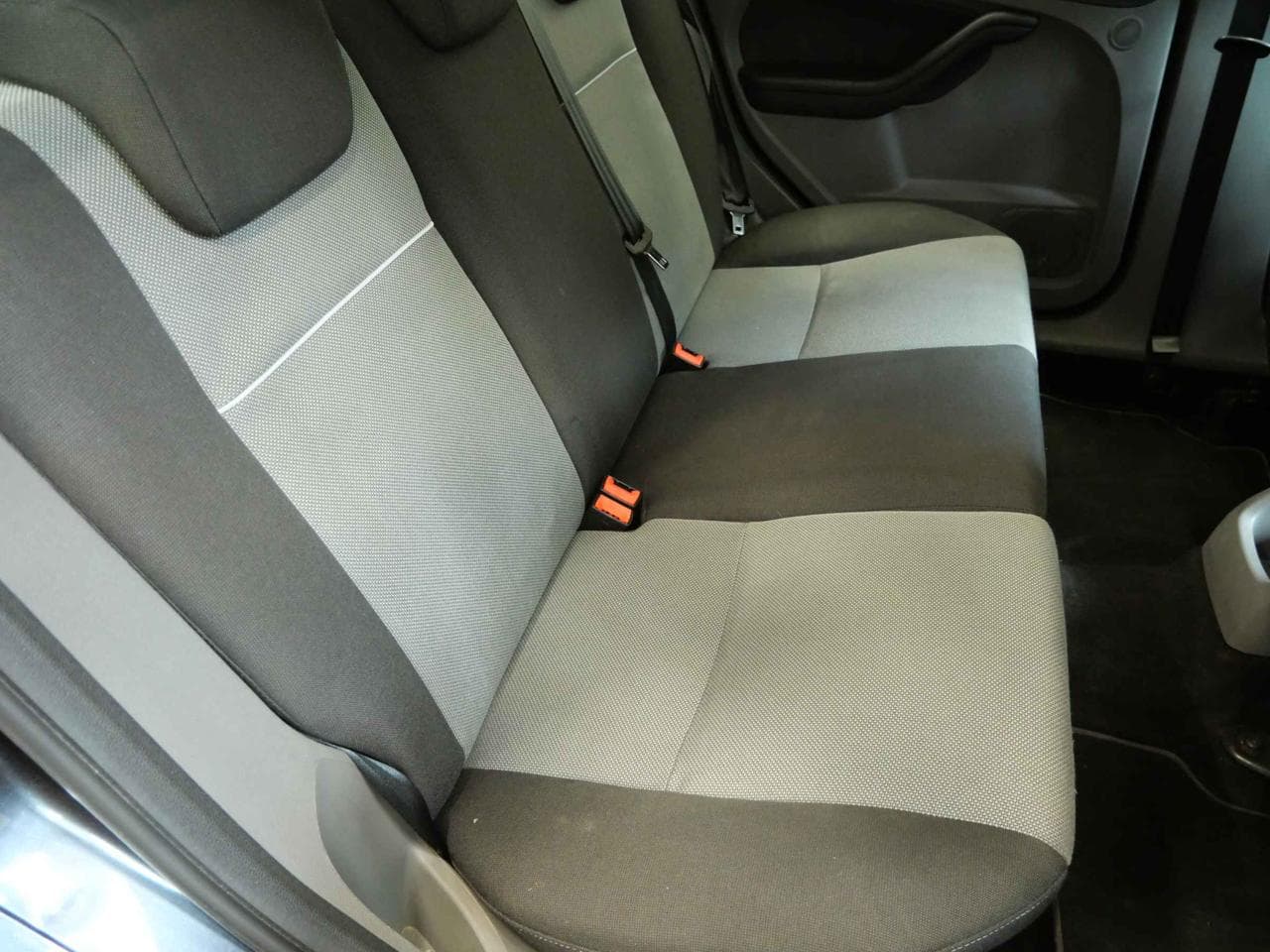 2010 Ford FOCUS - 25