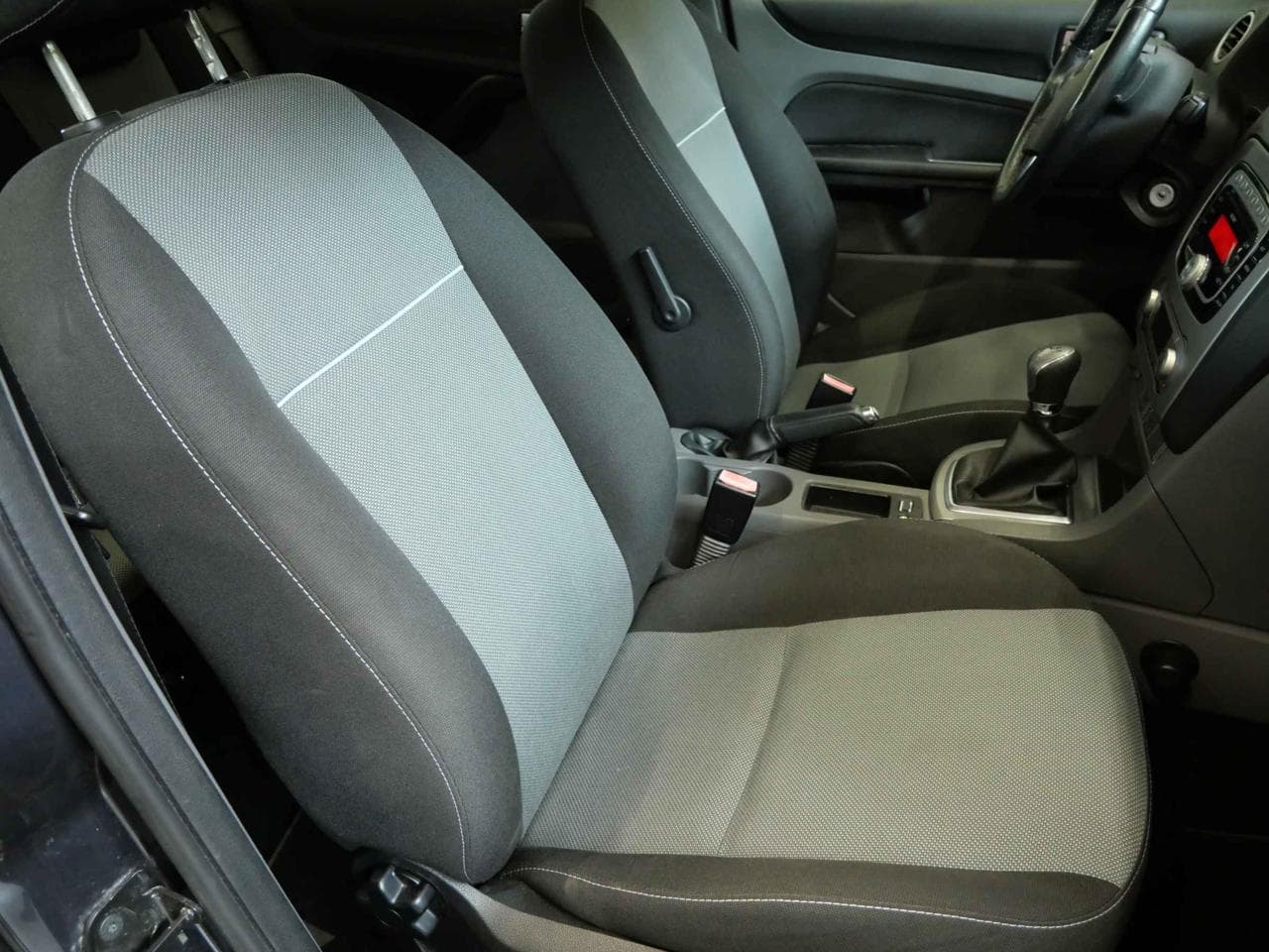 2010 Ford FOCUS - 23