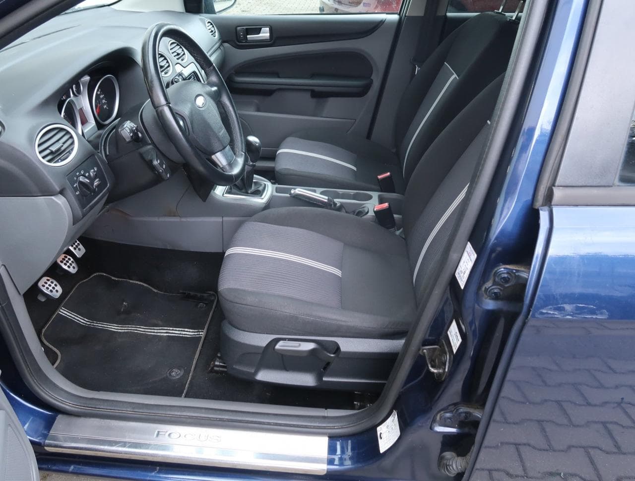2010 Ford FOCUS - 16