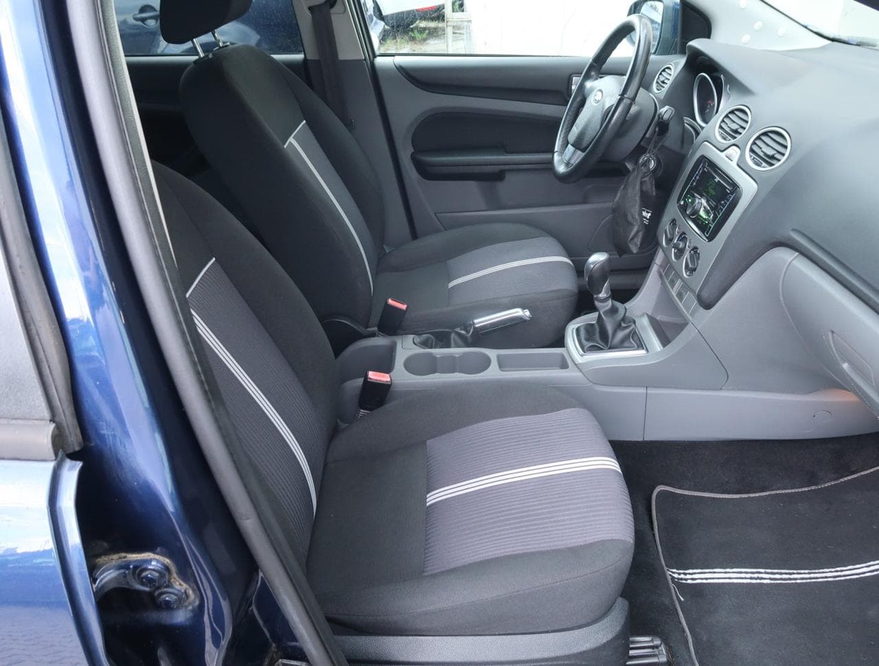 2010 Ford FOCUS - 12