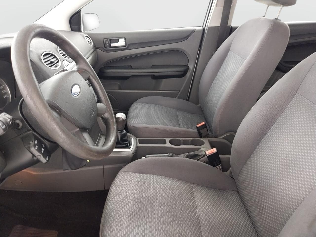 2005 Ford FOCUS - 16