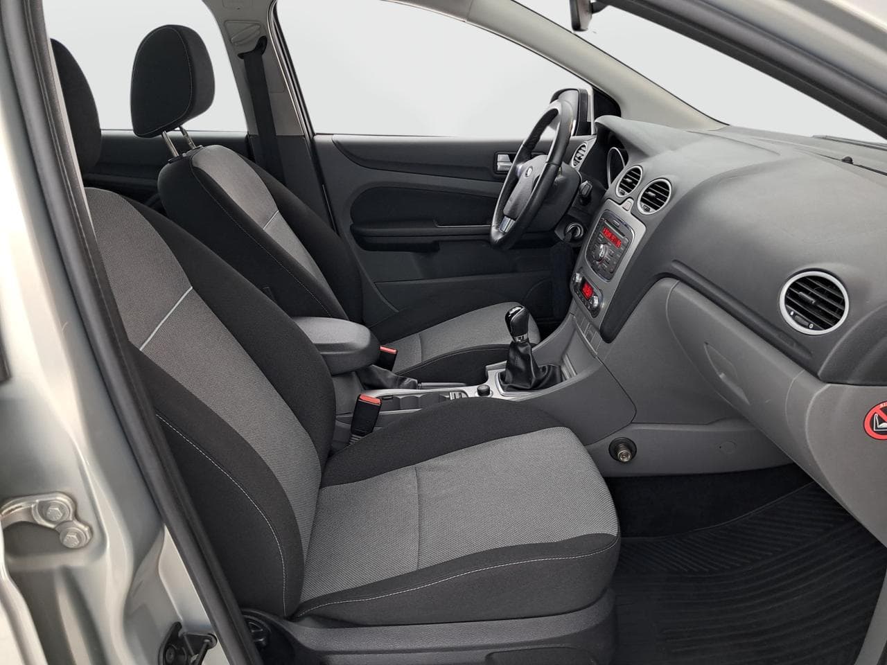 2010 Ford FOCUS - 12