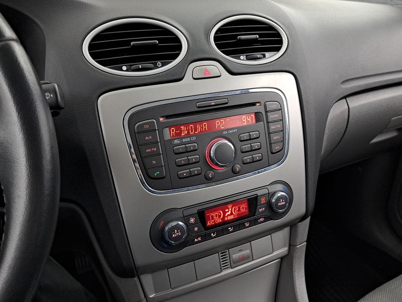 2010 Ford FOCUS - 18