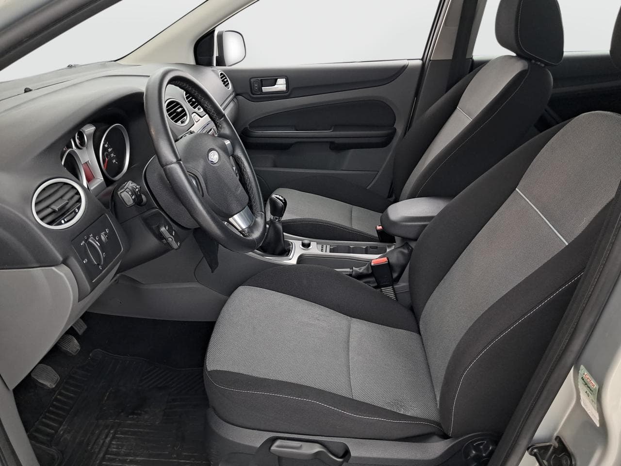 2010 Ford FOCUS - 16
