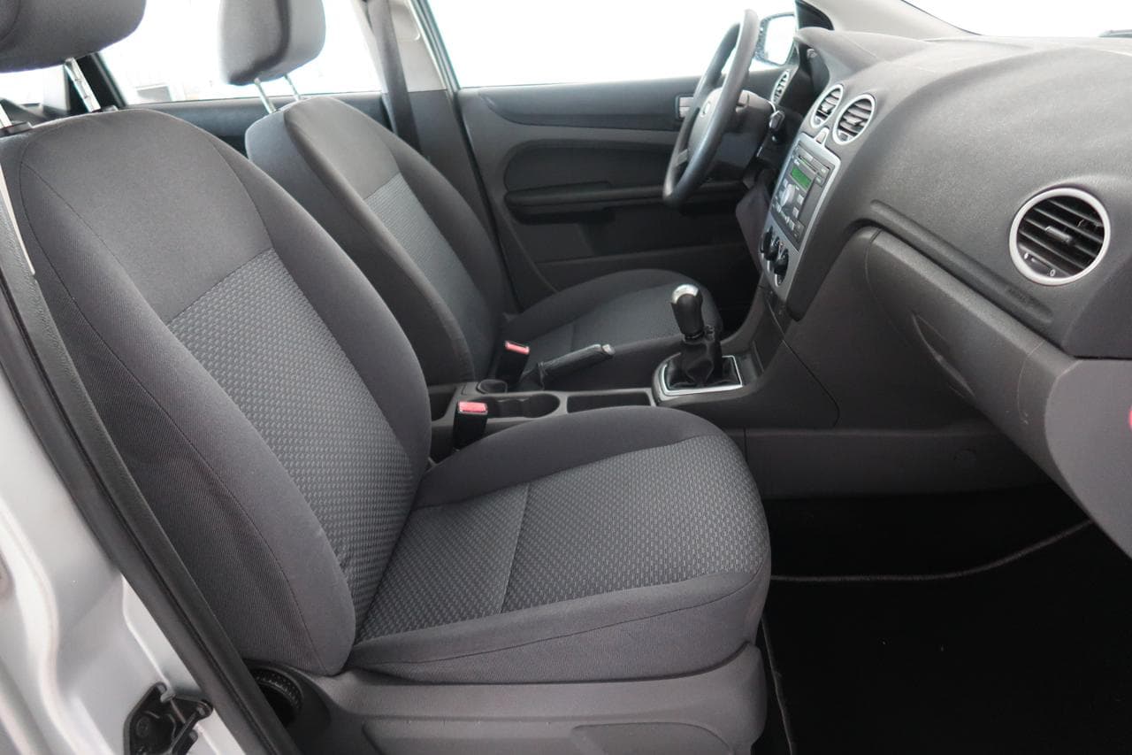 2005 Ford FOCUS - 12