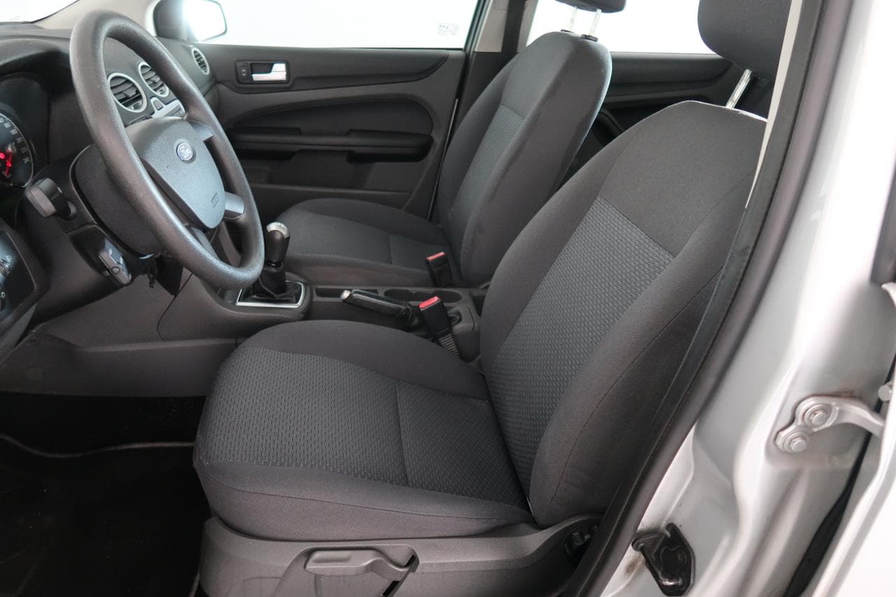 2005 Ford FOCUS - 16