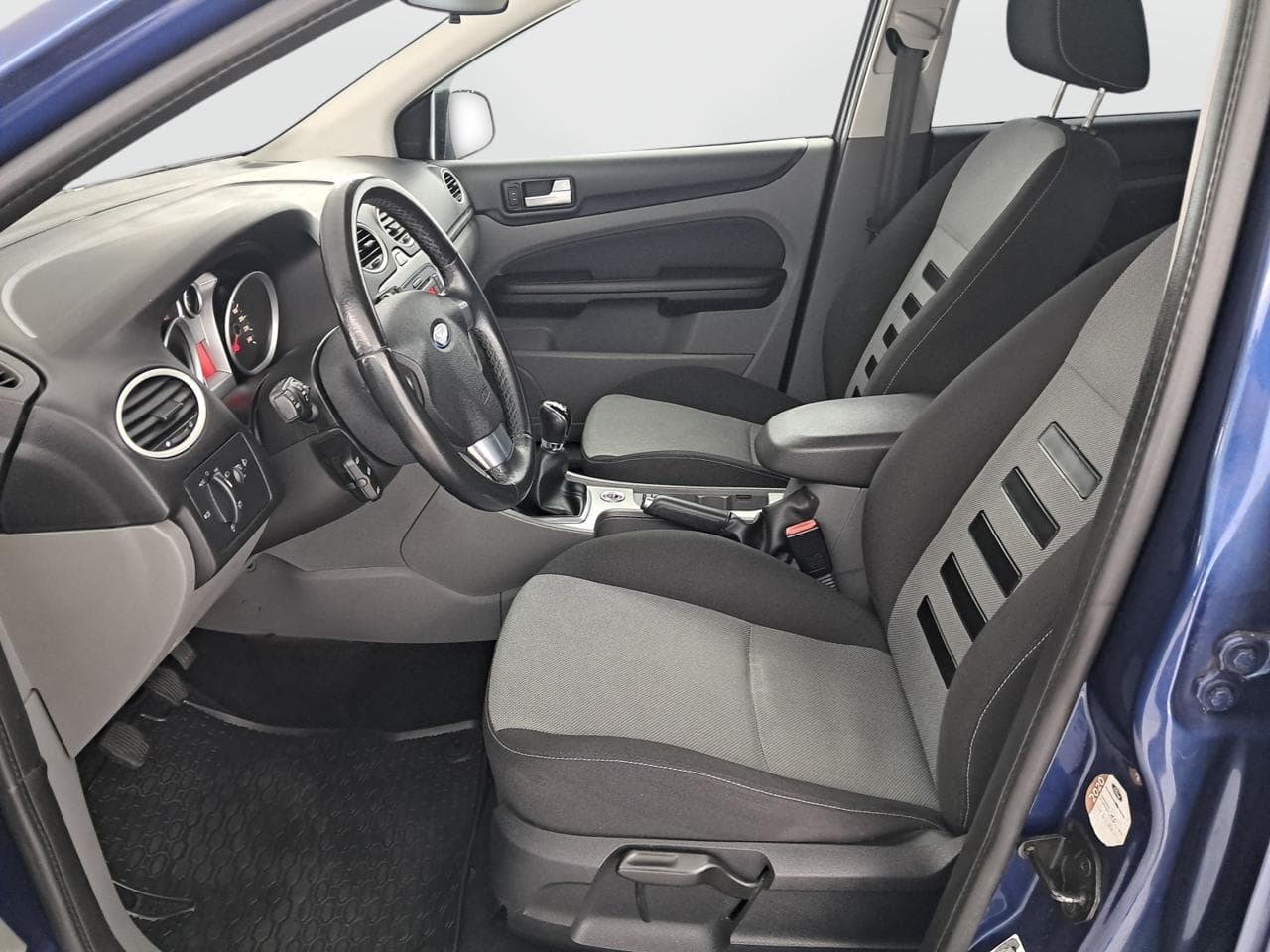 2010 Ford FOCUS - 16