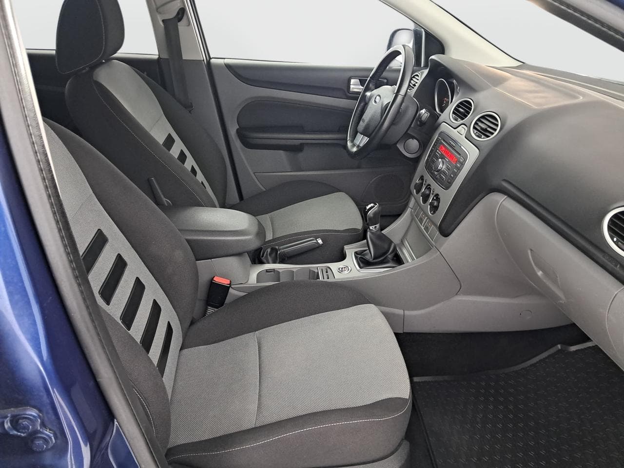 2010 Ford FOCUS - 12