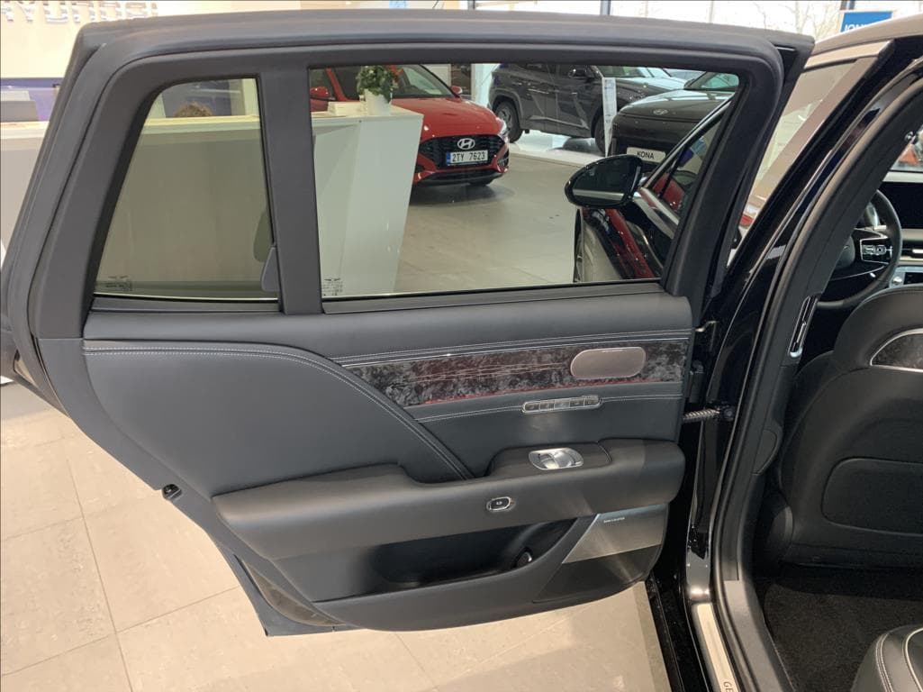 2025 Genesis G90 - 26