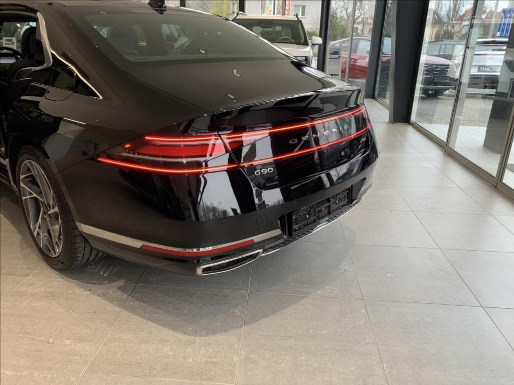2025 Genesis G90 - 13