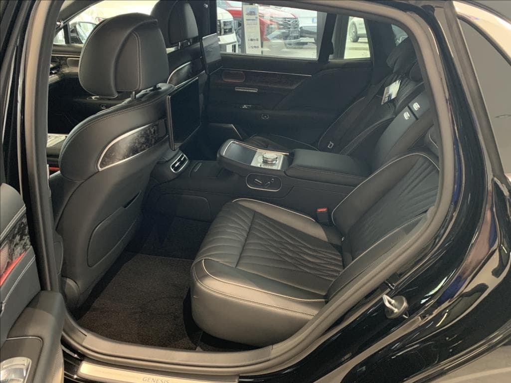 2025 Genesis G90 - 24