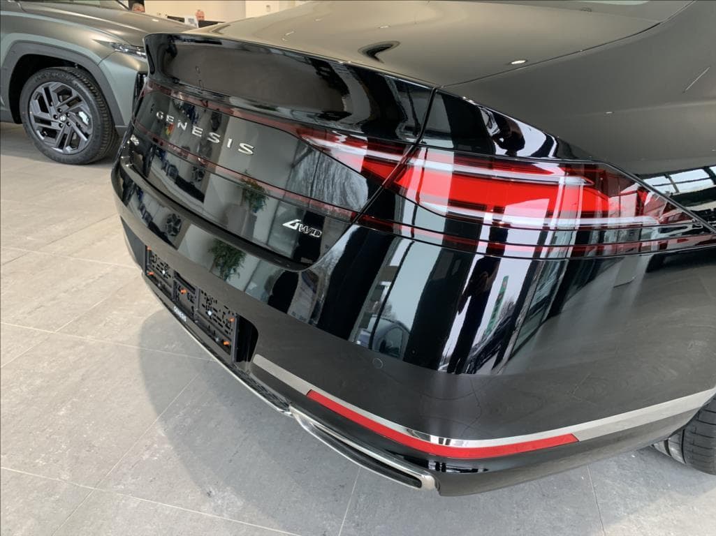 2025 Genesis G90 - 12