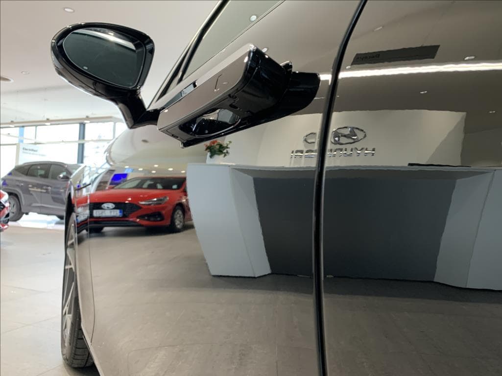 2025 Genesis G90 - 17
