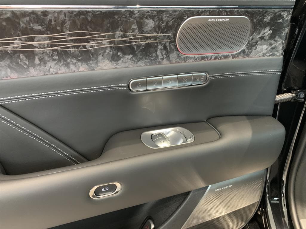 2025 Genesis G90 - 28