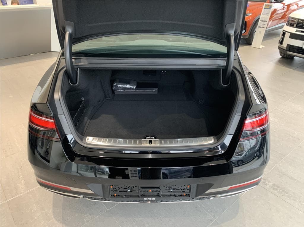 2025 Genesis G90 - 19