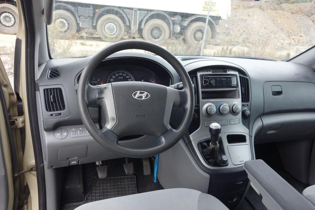 2010 Hyundai H-1 - 17