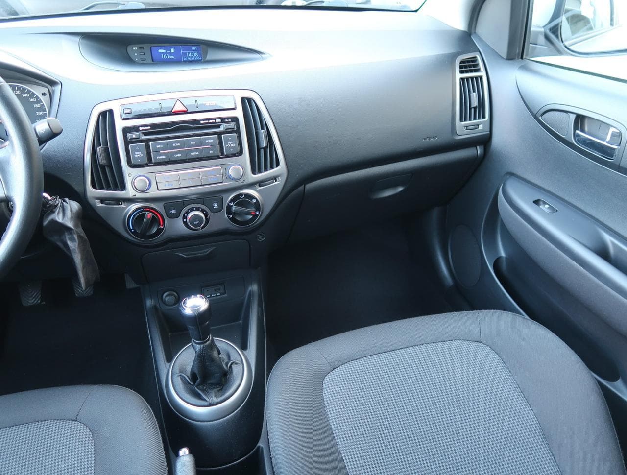 2013 Hyundai i20 - 11