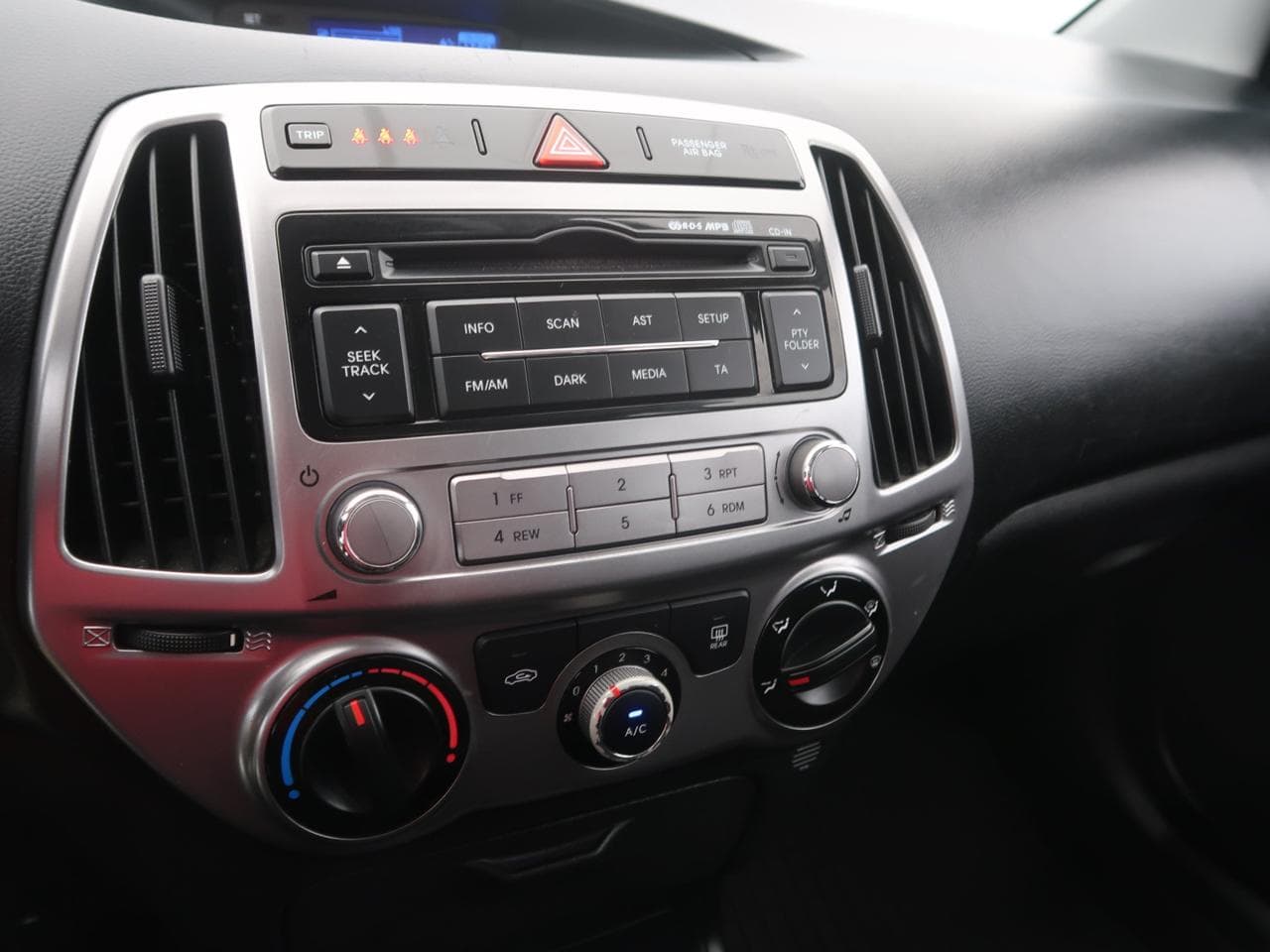 2013 Hyundai I20 - 18