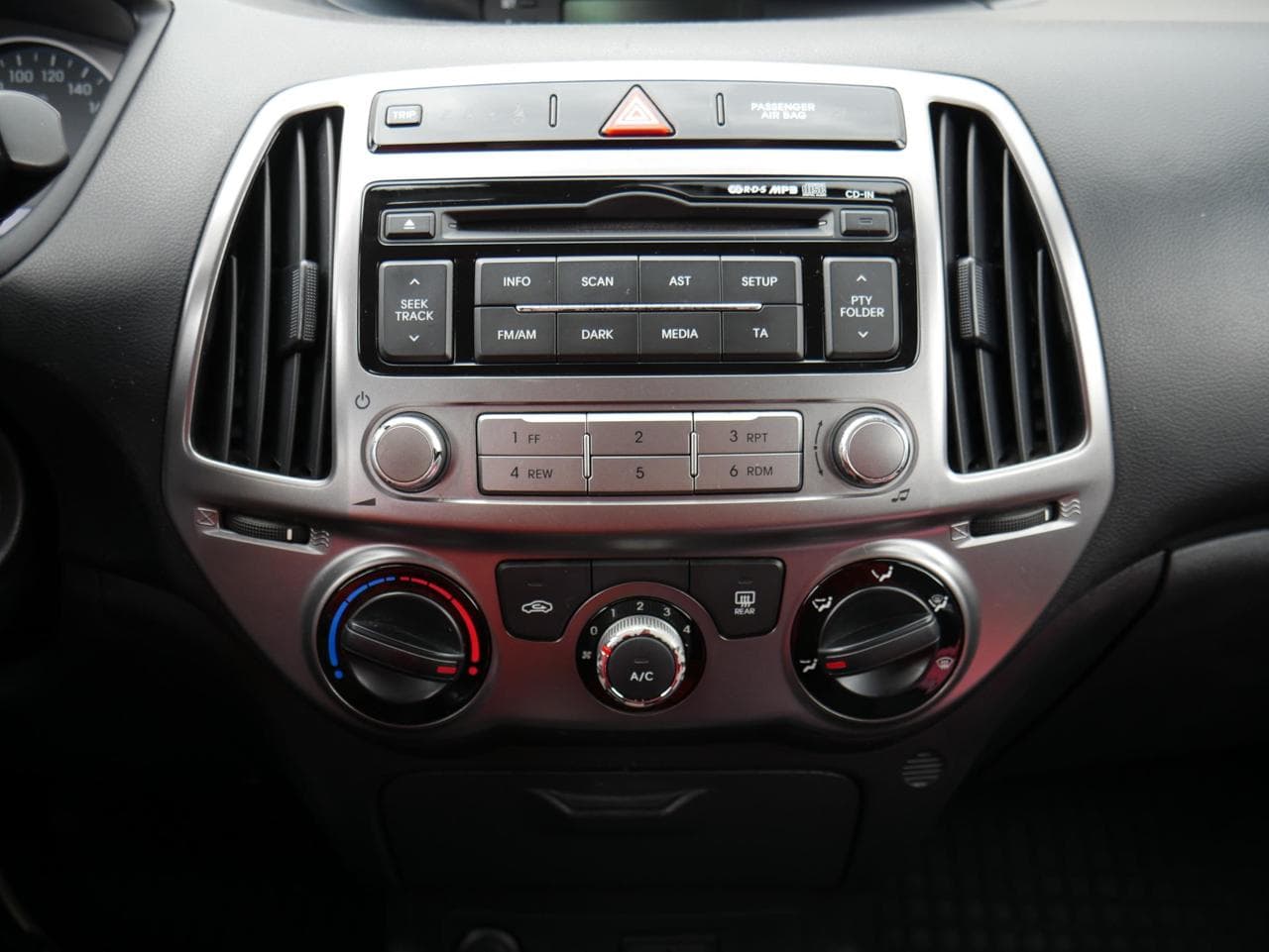 2013 Hyundai i20 - 13