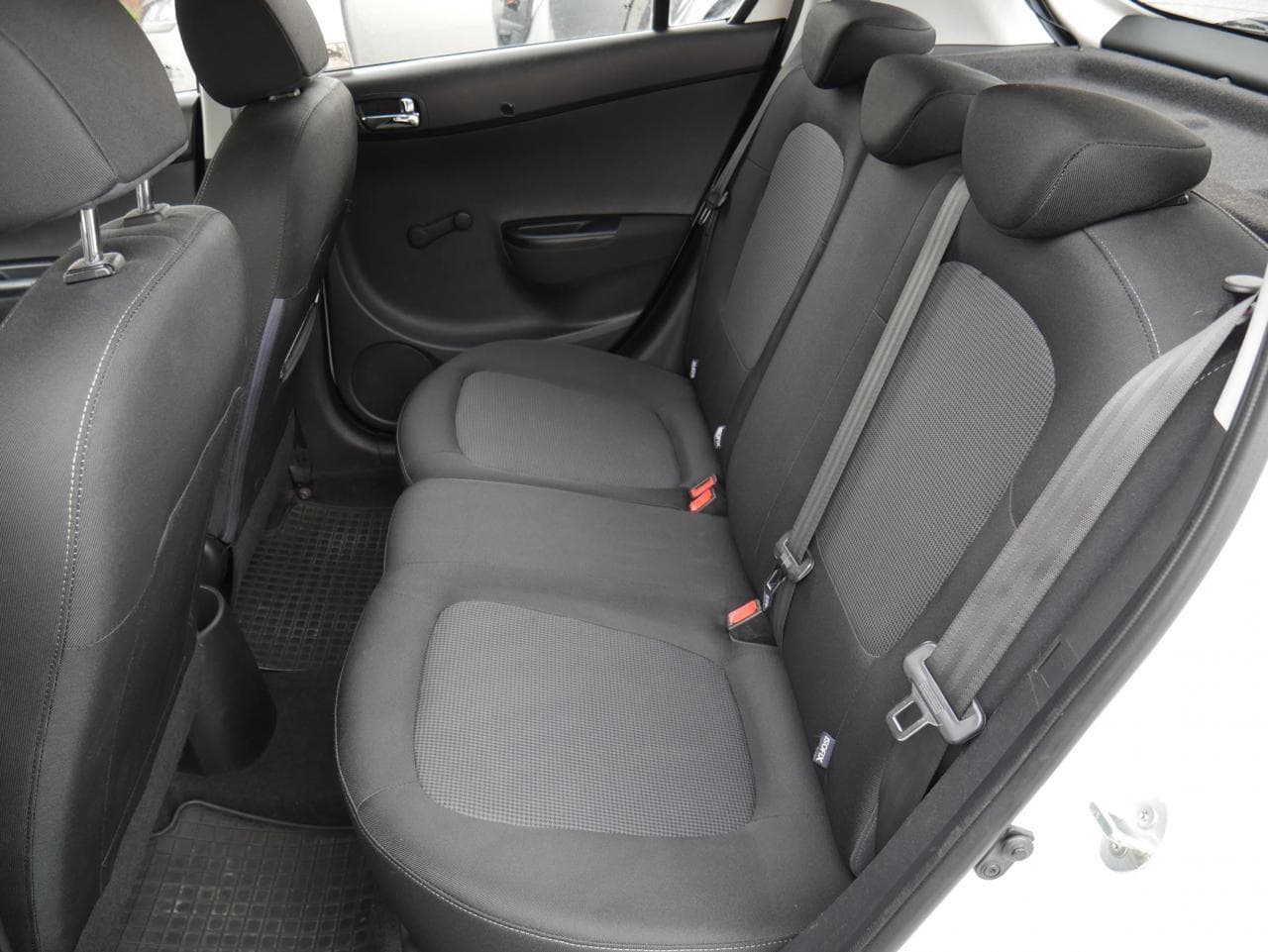 2013 Hyundai i20 - 10