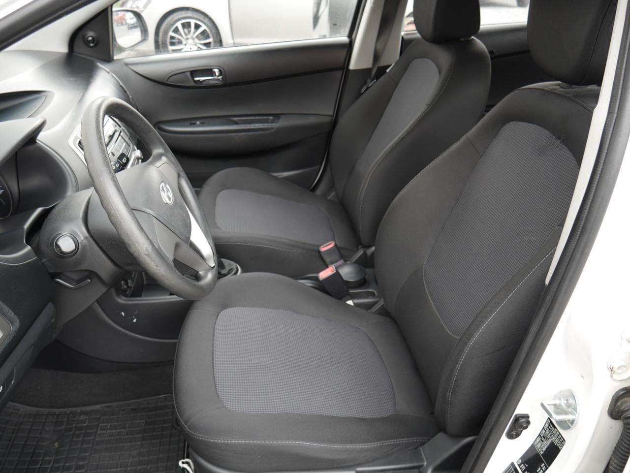 2013 Hyundai i20 - 9