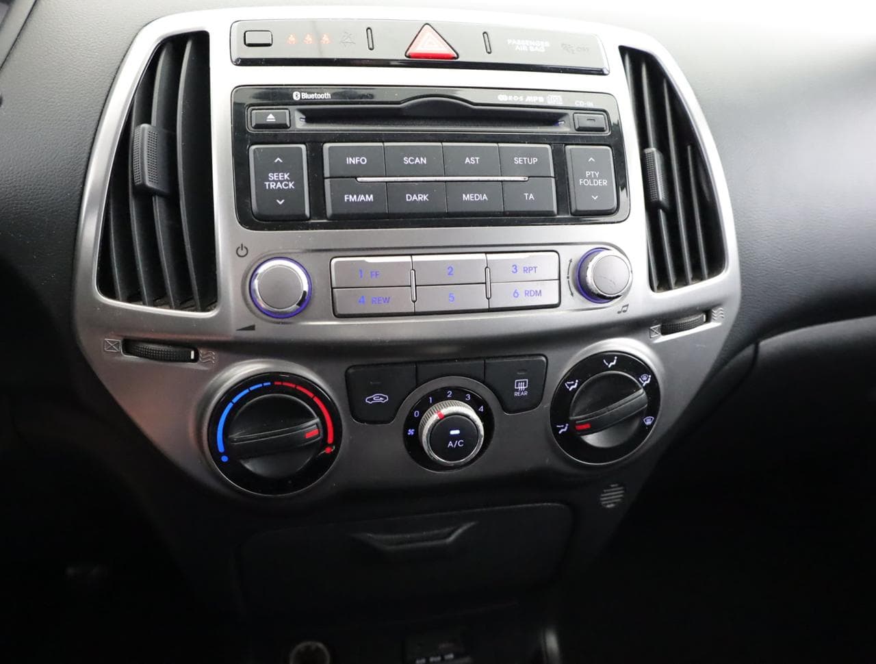 2013 Hyundai i20 - 15