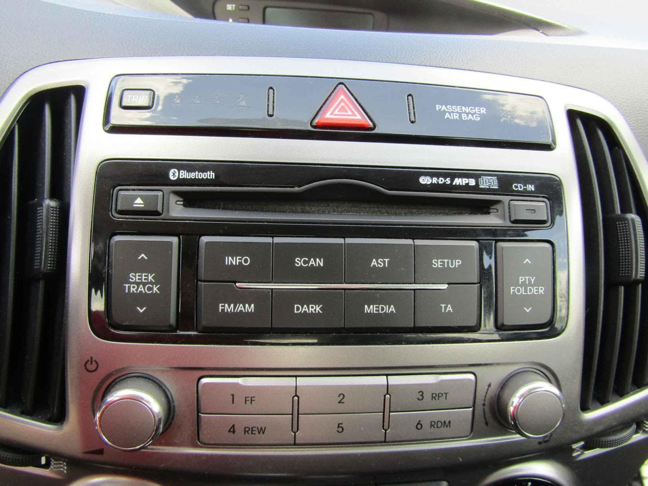 2013 Hyundai i20 - 11