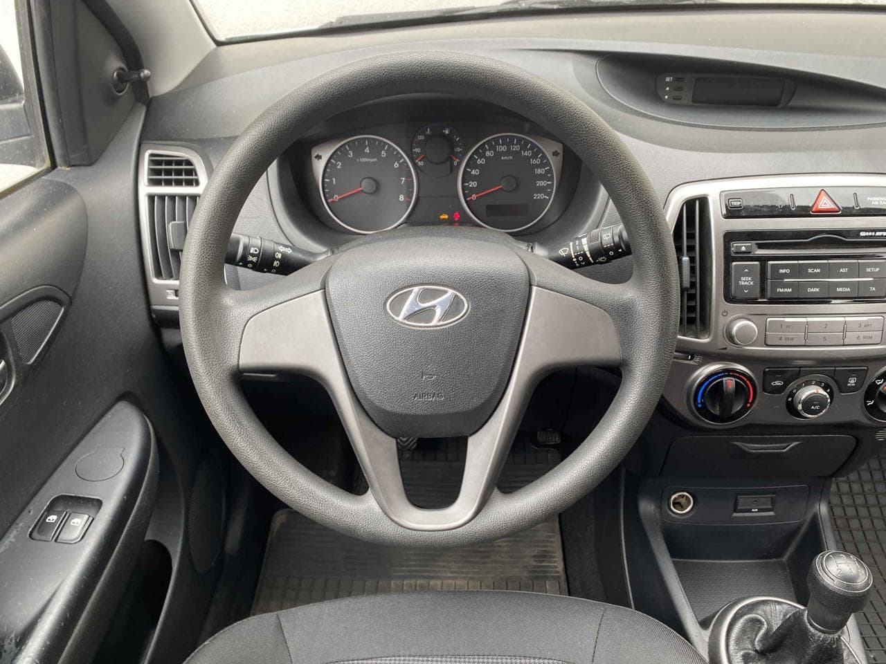 2013 Hyundai i20 - 11