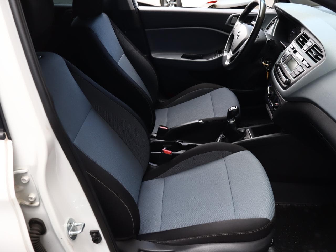 2017 Hyundai i20 - 18