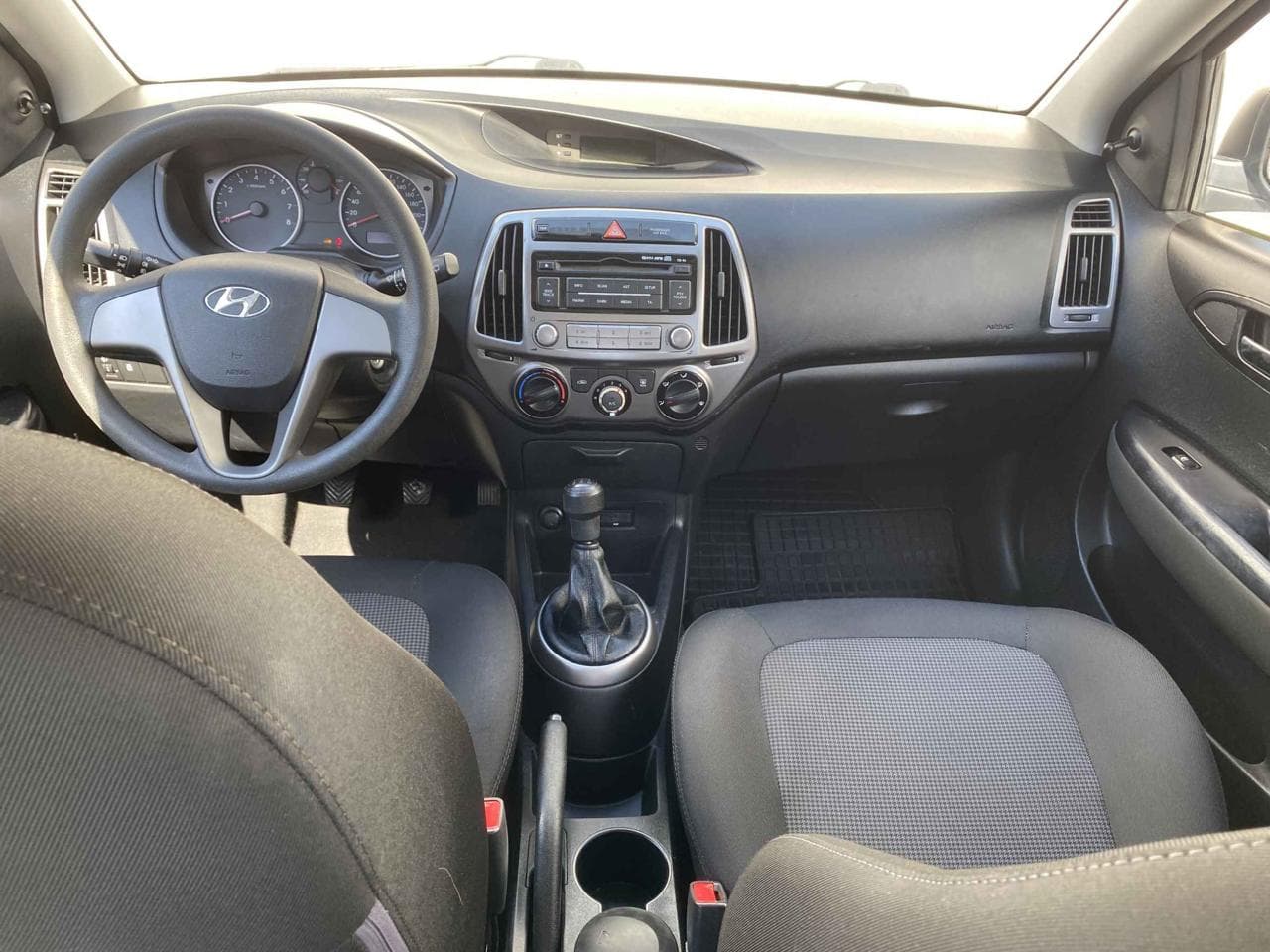 2013 Hyundai i20 - 13