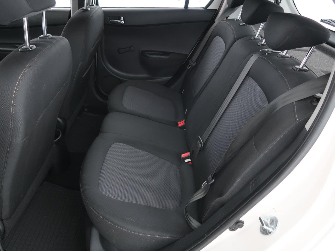2013 Hyundai i20 - 29