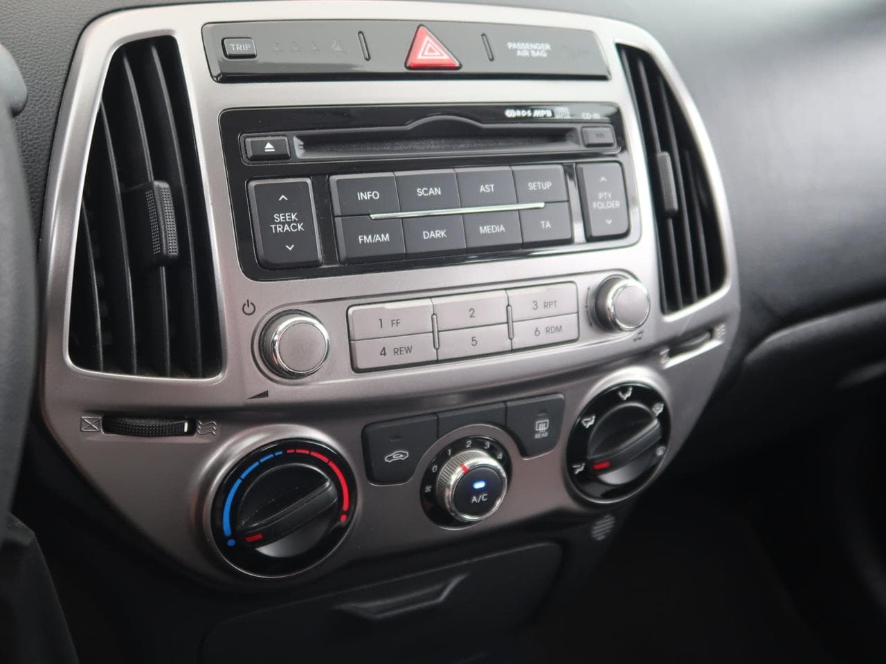 2013 Hyundai i20 - 35