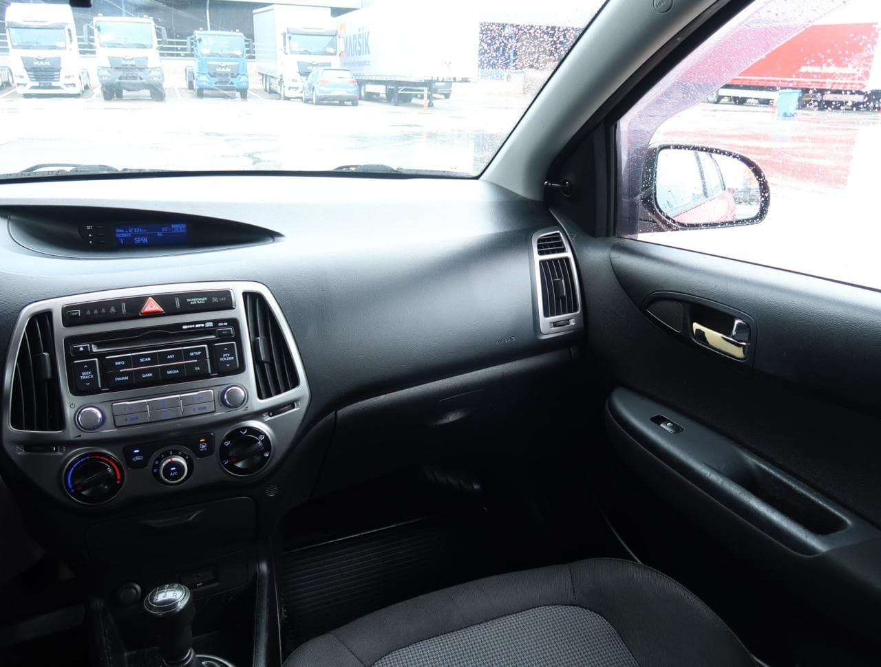2013 Hyundai i20 - 11
