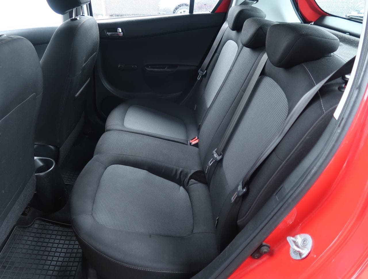 2013 Hyundai i20 - 15