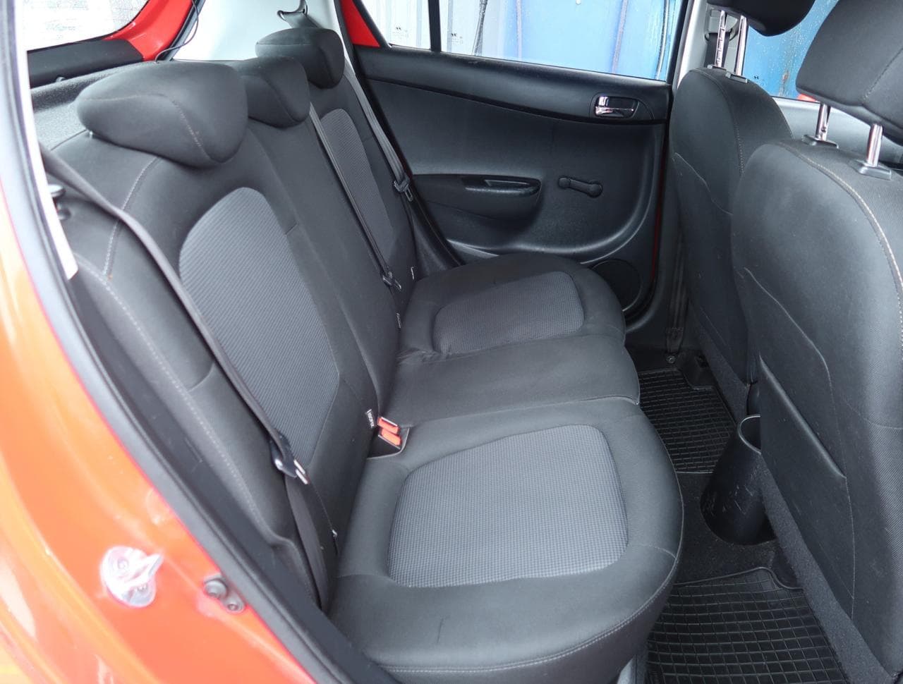 2013 Hyundai i20 - 13
