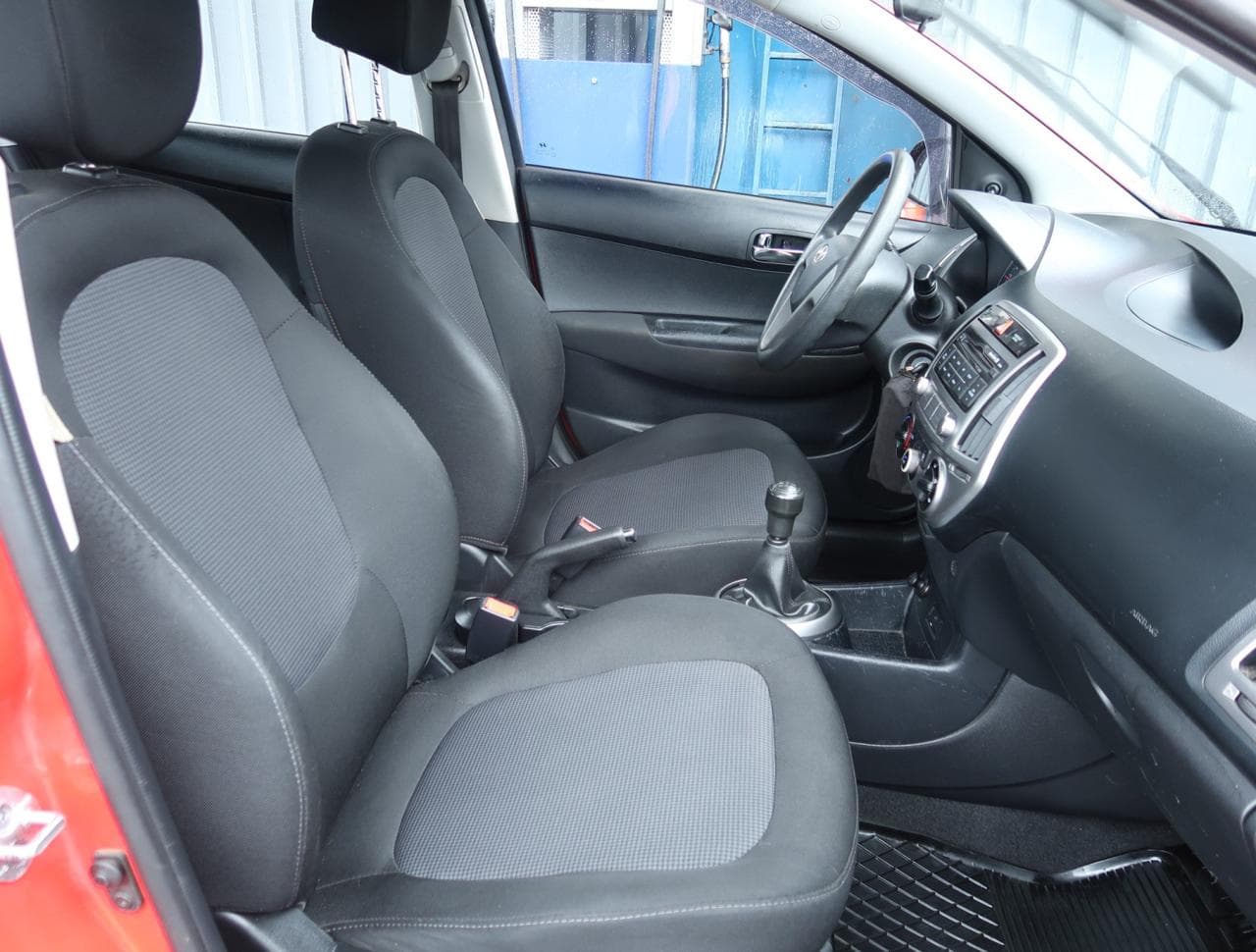 2013 Hyundai i20 - 12
