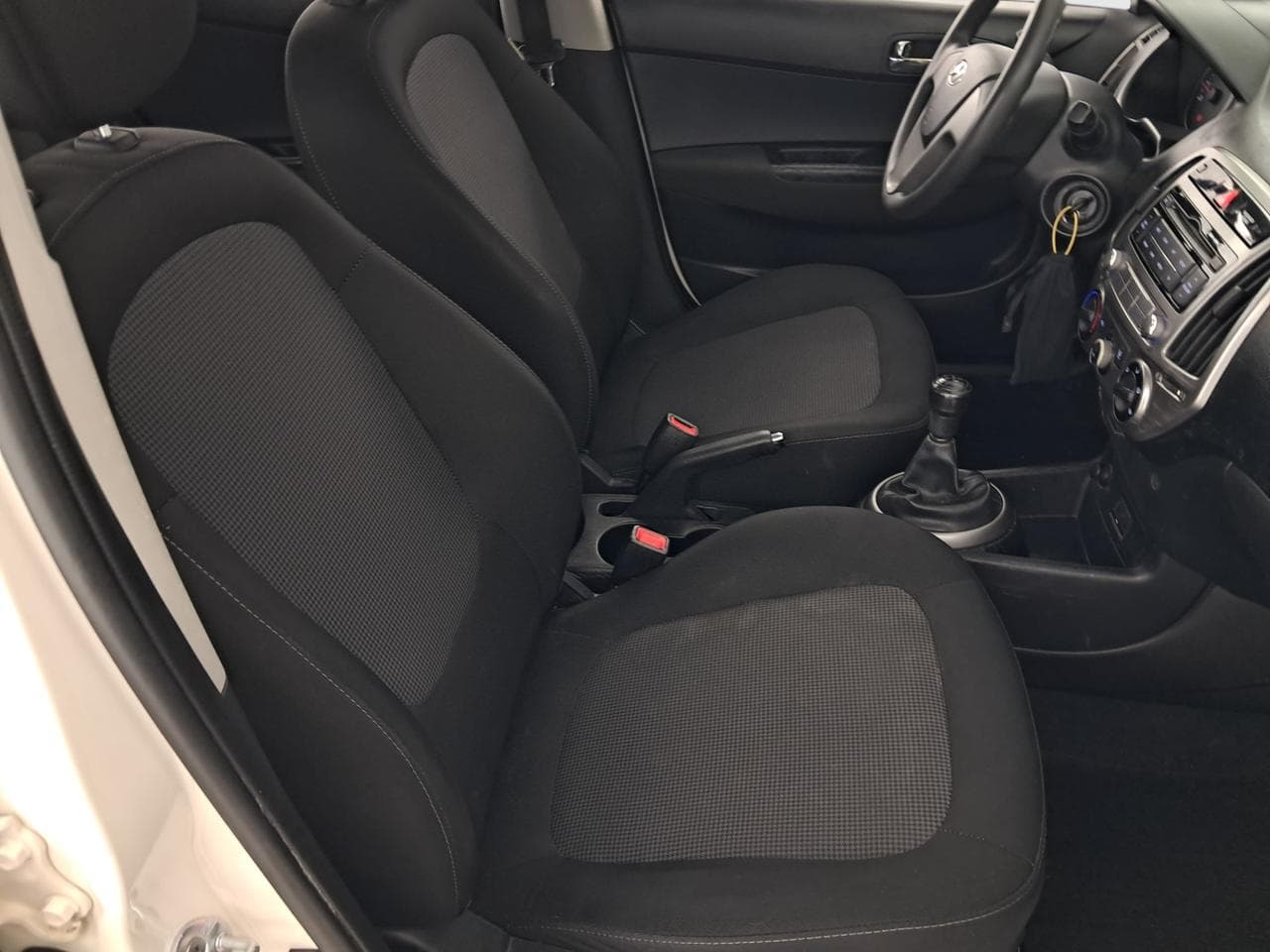 2013 Hyundai i20 - 12