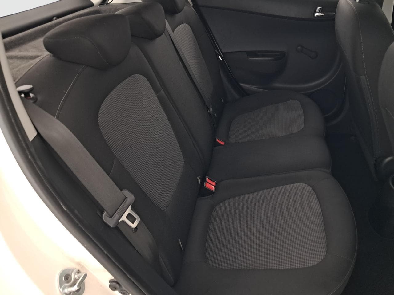 2013 Hyundai i20 - 13
