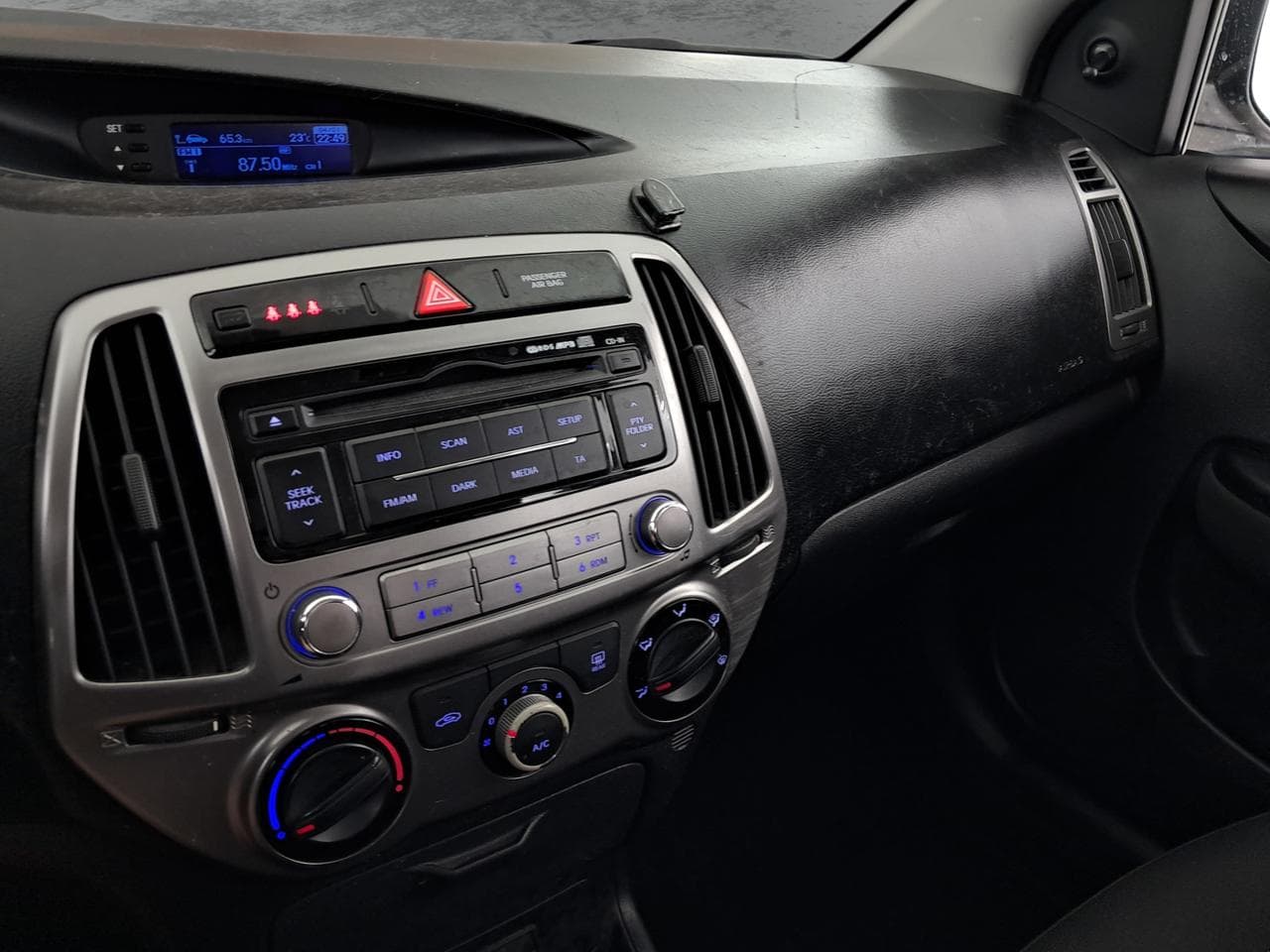 2013 Hyundai i20 - 18